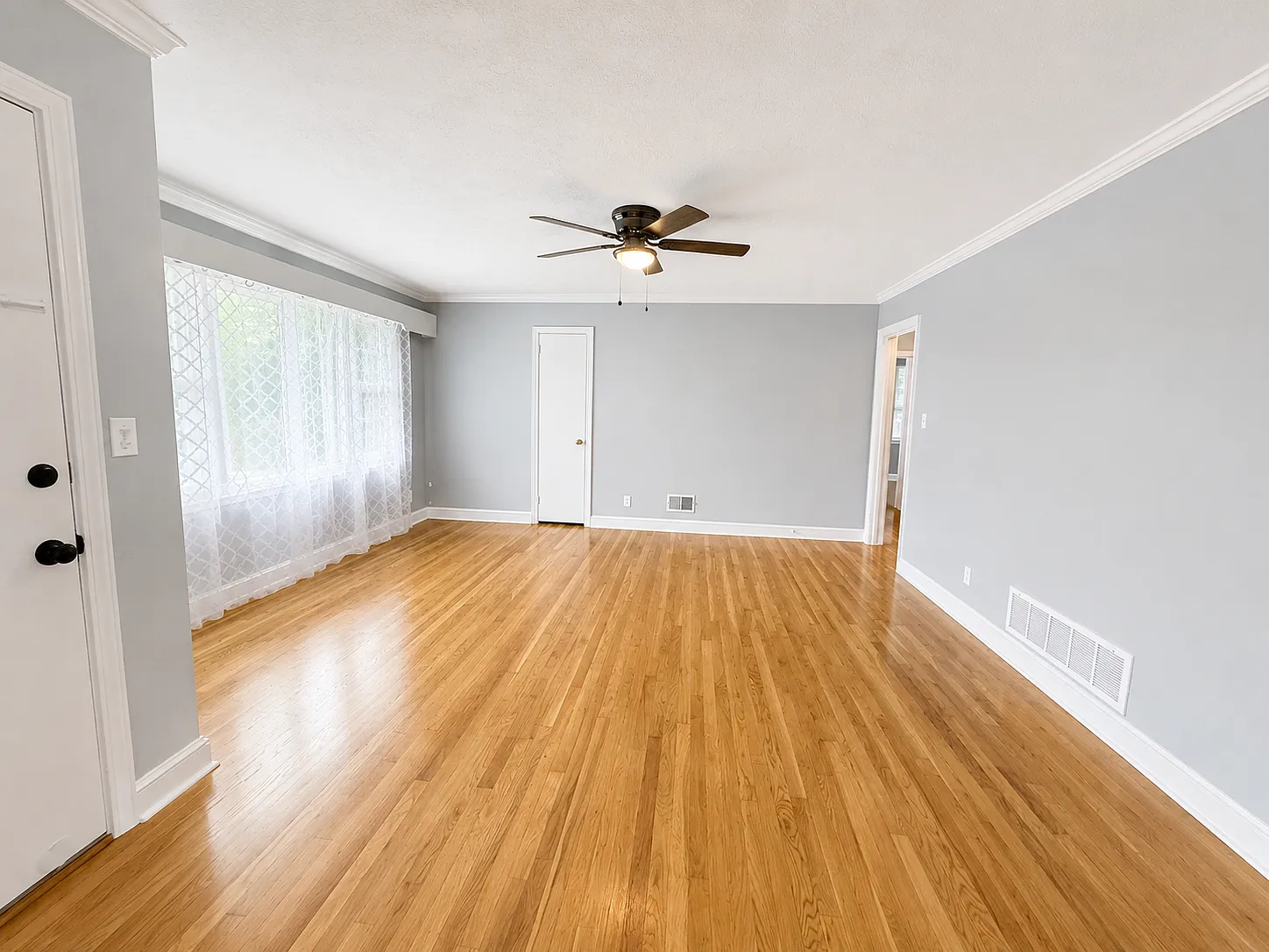 3 bed, 1.5 bath, 1200 sqft, $1,795 — Photo 3