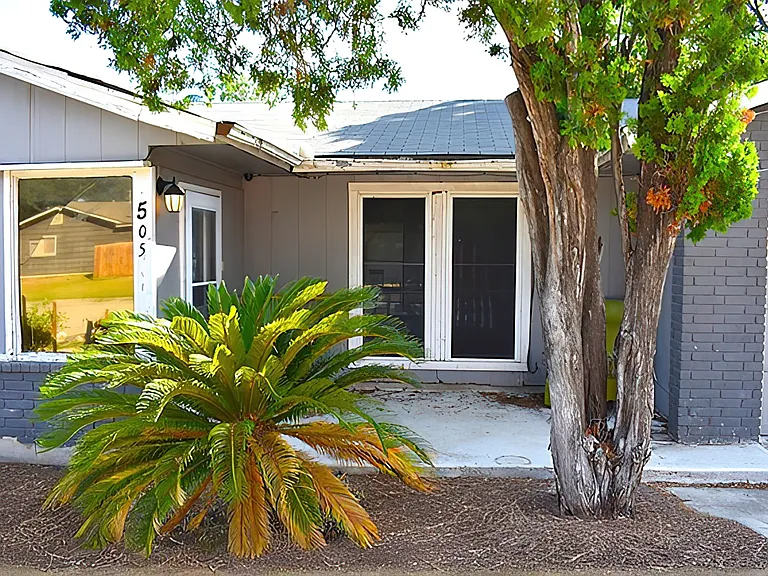 505 Oak Dr — Photo 2