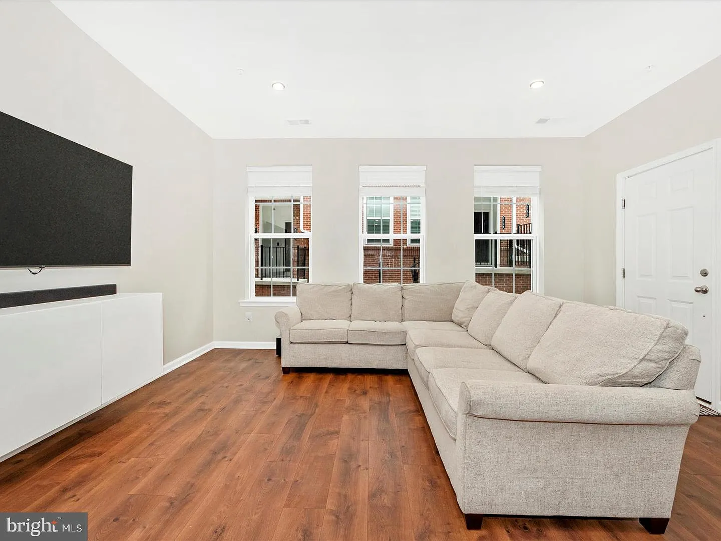 3 bed, 2.5 bath, 1711 sqft, $3,300 — Photo 3