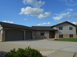 415 Misty Glen Ln, Minot, ND 58701