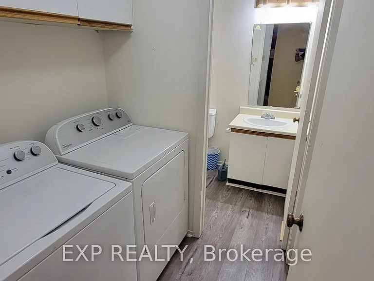 796 Harlequin Cres — Photo 4