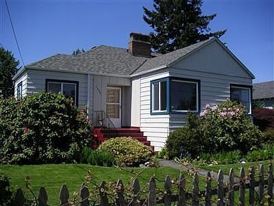Traditional Craftsman home in the heart of Enumclaw. 