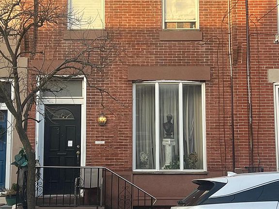 2nd image of 2441 Carpenter St