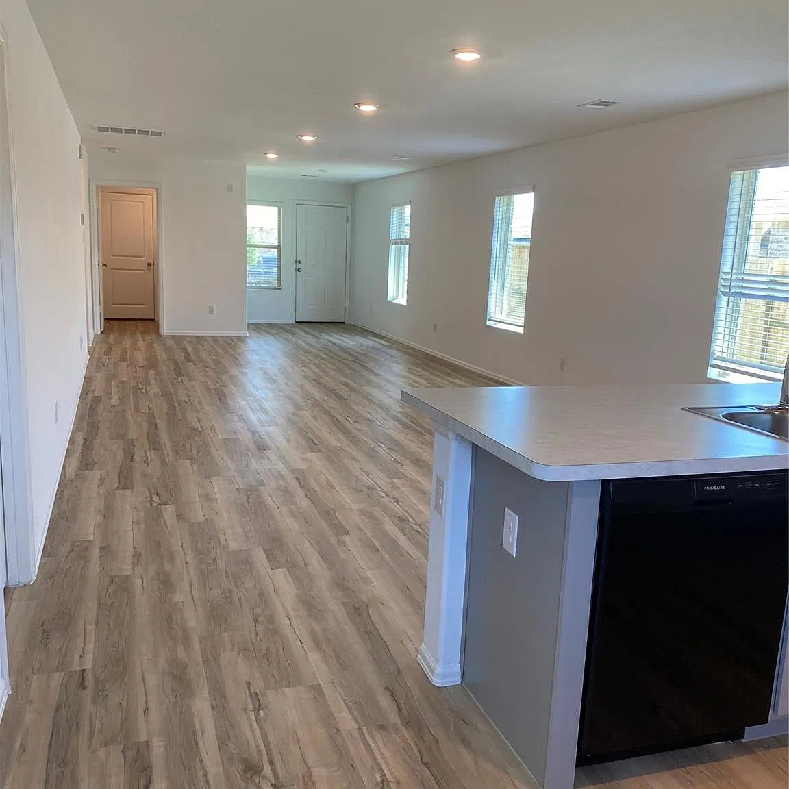 3 bed, 1461 sqft, $1,900 — Photo 3