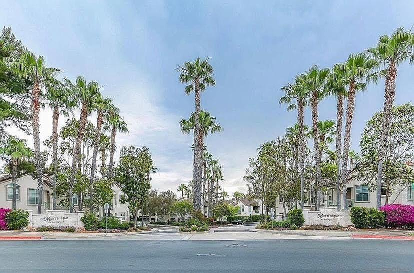 Beautifully entrance and landscaping.