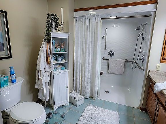 Master Bath/ Handicapped Acc