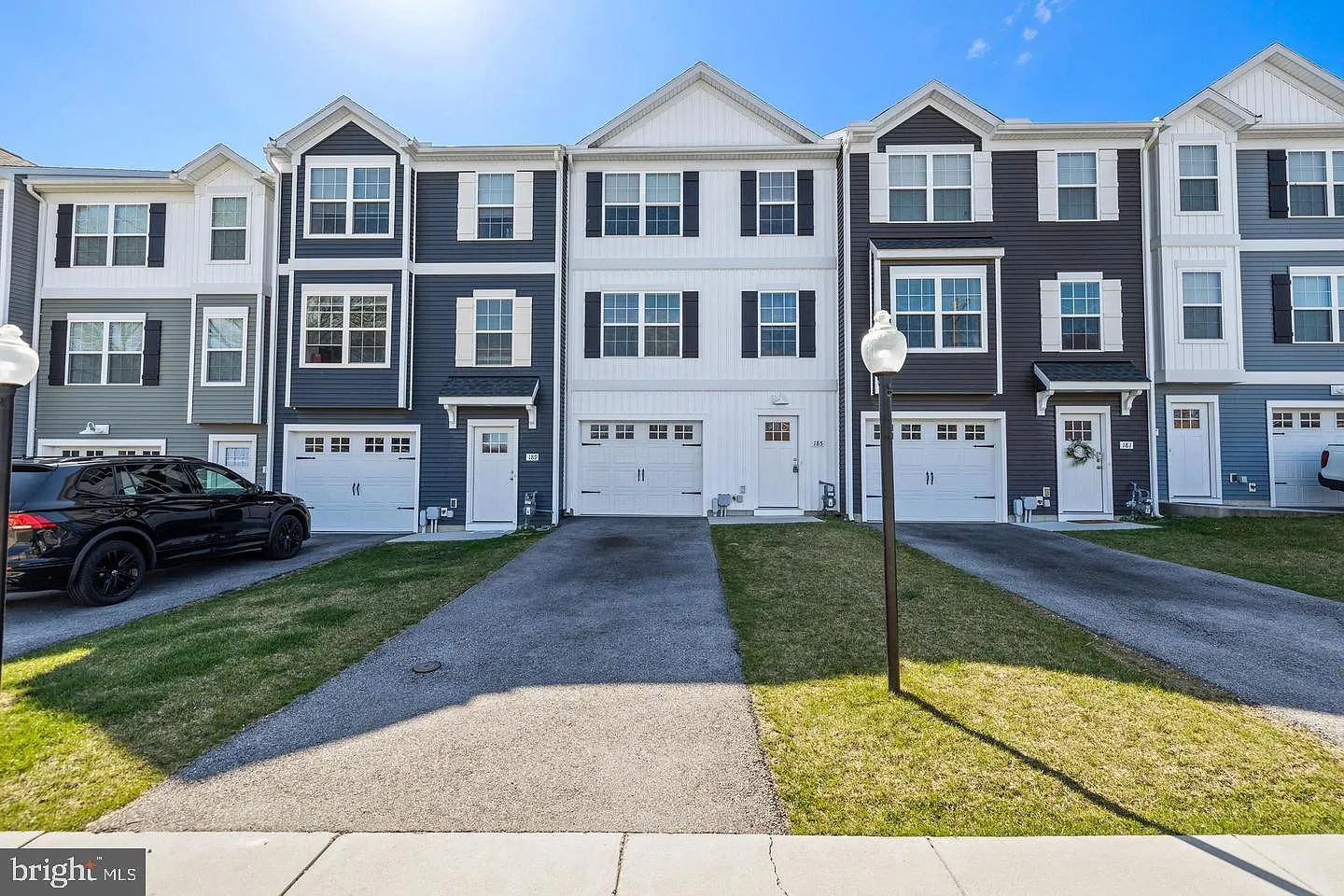 3 bed, 2.5 bath, 1625 sqft, $2,042 — Photo 1