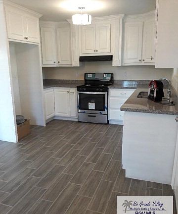4th image of 850 Woodford St