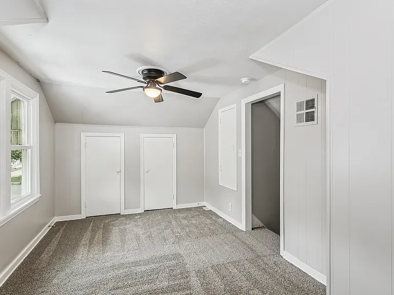 229 S Edwards St — Photo 12