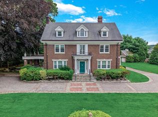 44 Arbor Pl, Glen Cove, NY 11542