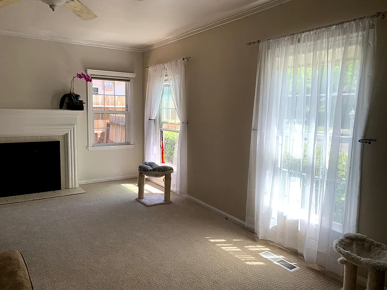 1111 W Elm St — Photo 2