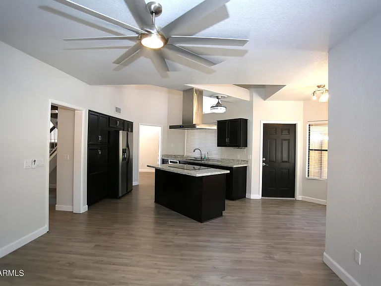 924 E Manor Dr — Photo 15
