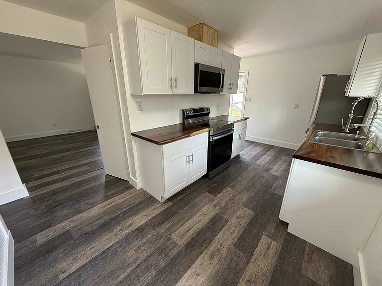 4718 Diana Dr — Photo 2