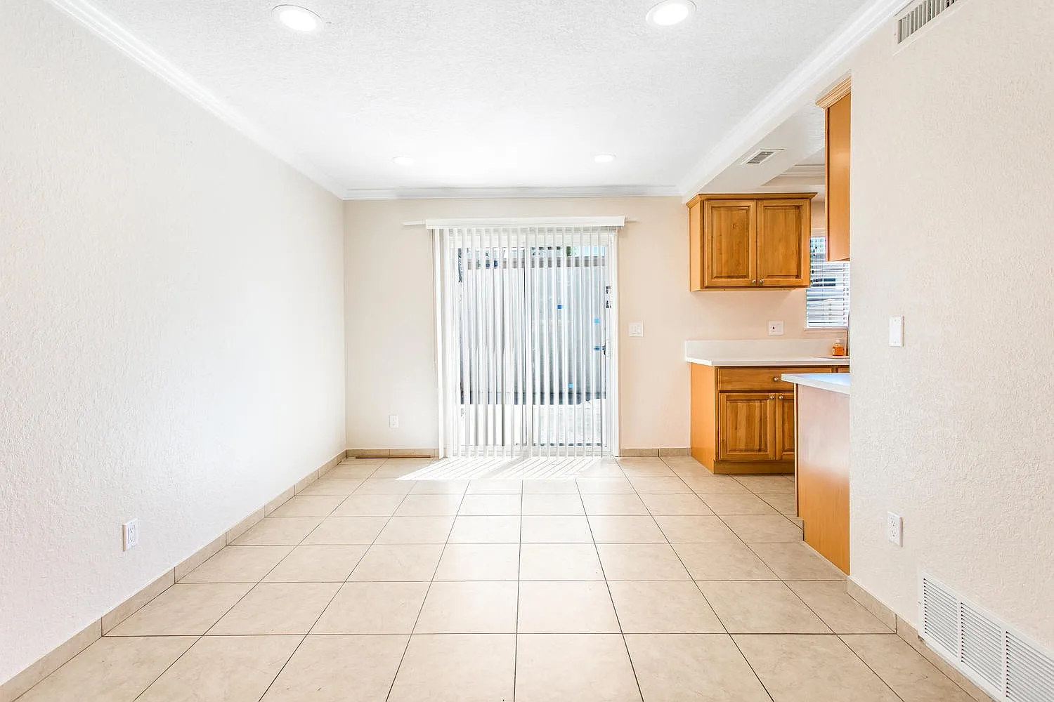 Charming 3-Bedroom Townhome in Riverside Space, Comfort & Convenience! — Photo 4