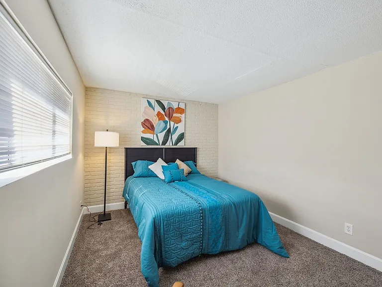 Saratoga Apartments - STA — Photo 38