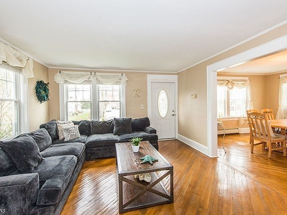 3rd image of 212 Grant Ave