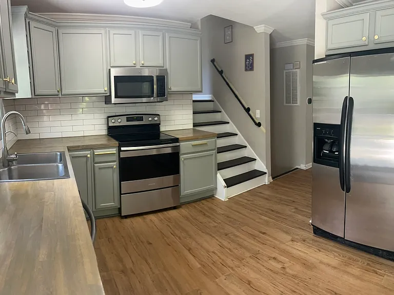 9720 Robinwood Ln — Photo 2