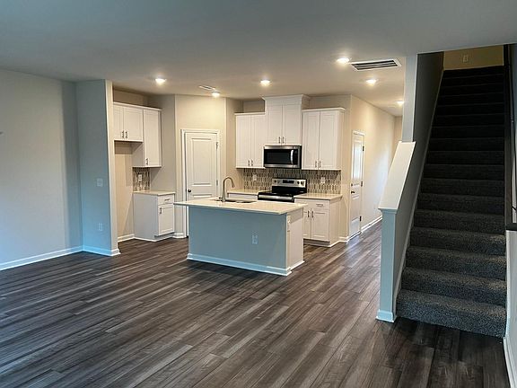 4th image of 216 Brook Farm Ln