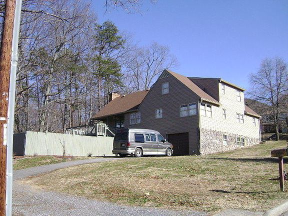 3rd image of 2505 Holly Ave