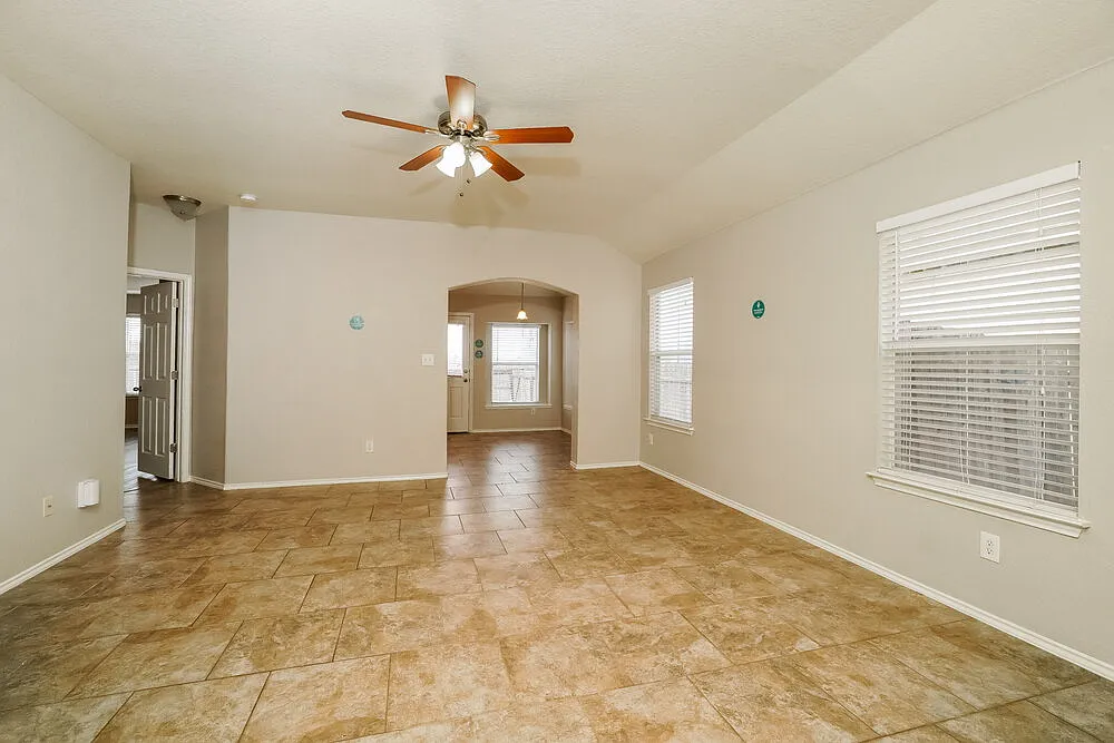 3 bed, 2.0 bath, 1331 sqft, $1,545 — Photo 4