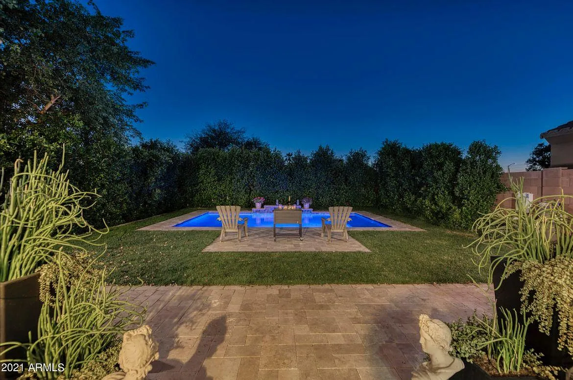 4 bed, 1979 sqft, $2,999 — Photo 2