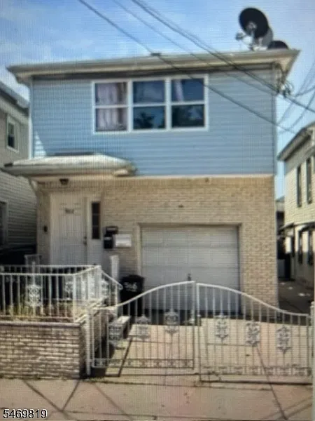 566 2nd Ave