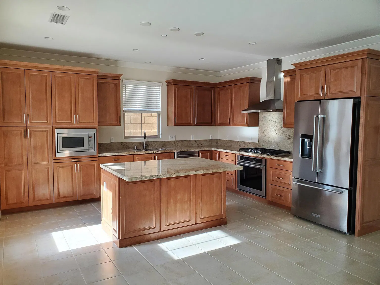 3 bed, 2.5 bath, 1651 sqft, $5,000 — Photo 4