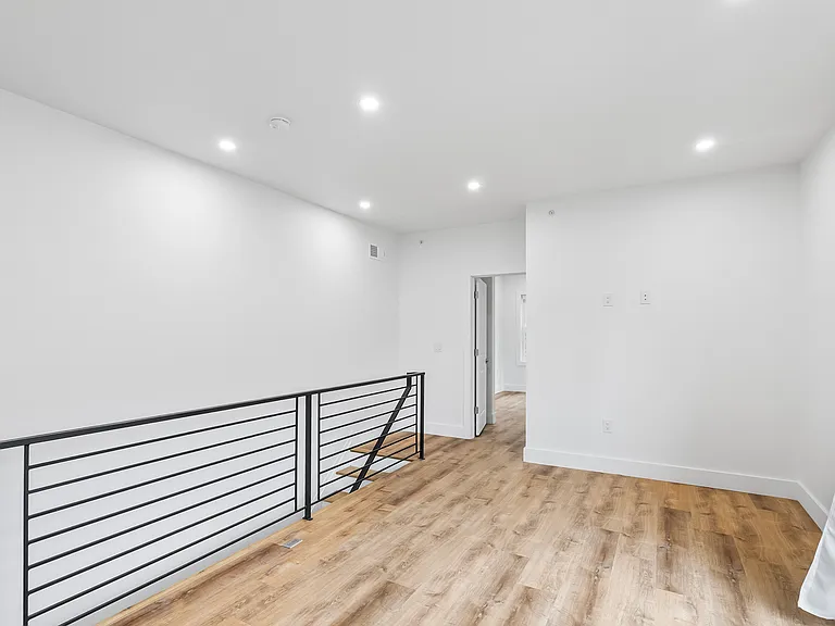 442 W Queen Ln #2 — Photo 23