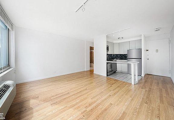 3rd image of 333 E 45th St APT 24A
