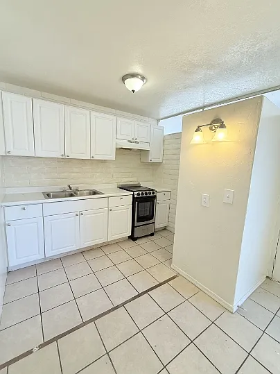 BROADWAY APARTMENTS — Photo 20