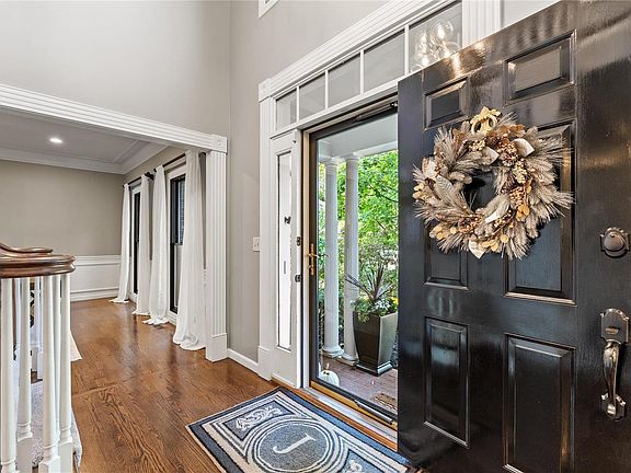 5th image of 502 Pointe Essex Ct