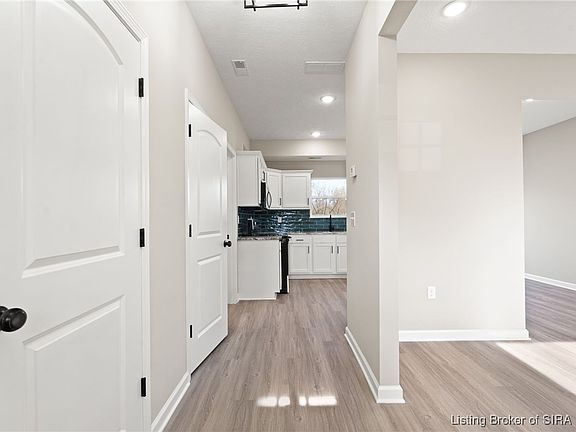 4th image of 547 W Kenwood Avenue