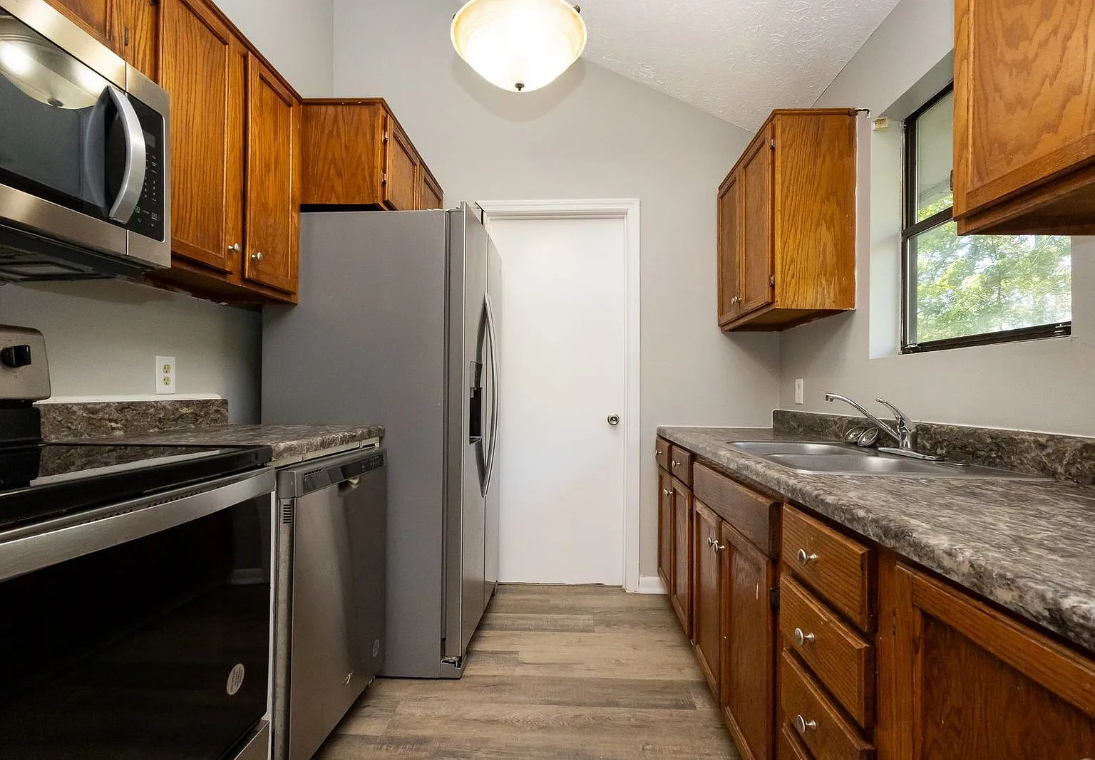 3 bed, 2.0 bath, 1540 sqft, $1,695 — Photo 3