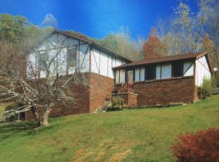 105 Castle Dr, Cross Lanes, WV 25313