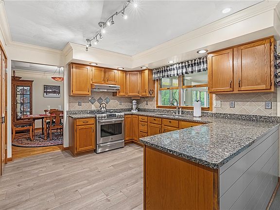 5th image of 952 Bush Rd