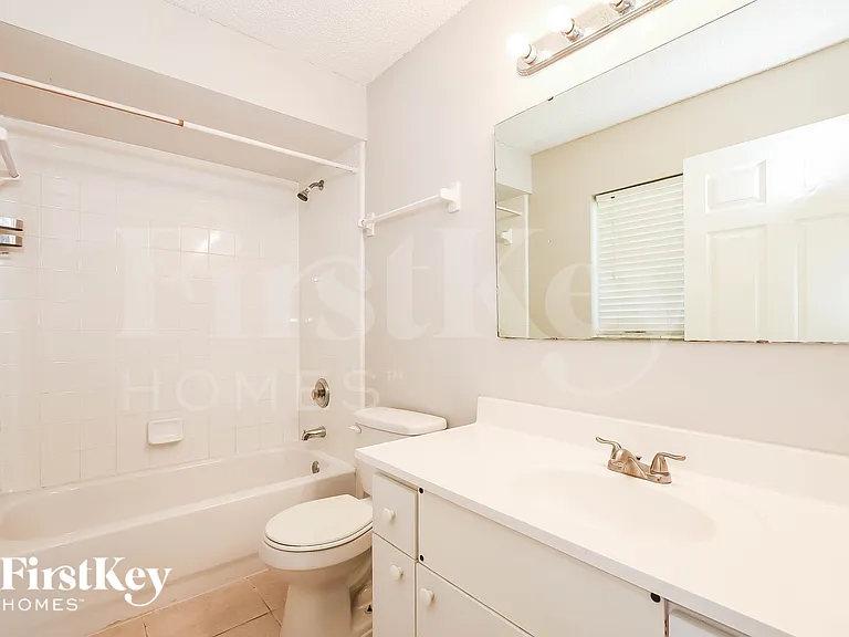 882 Trumbull St — Photo 13