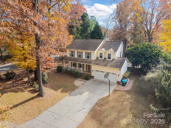 2438 Crescent Knoll Dr, Matthews, NC 28105