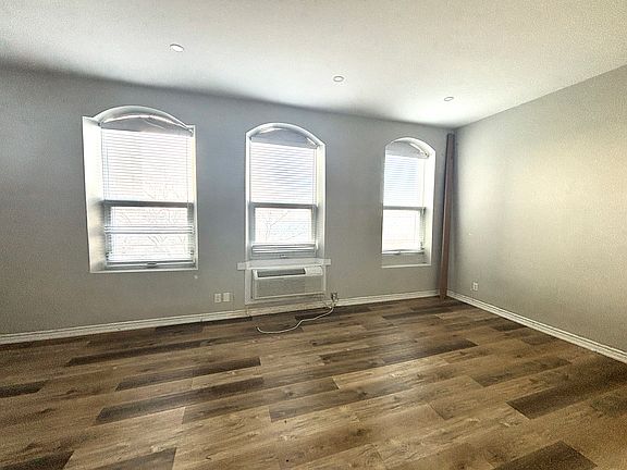 5th image of 178 Front St N #204