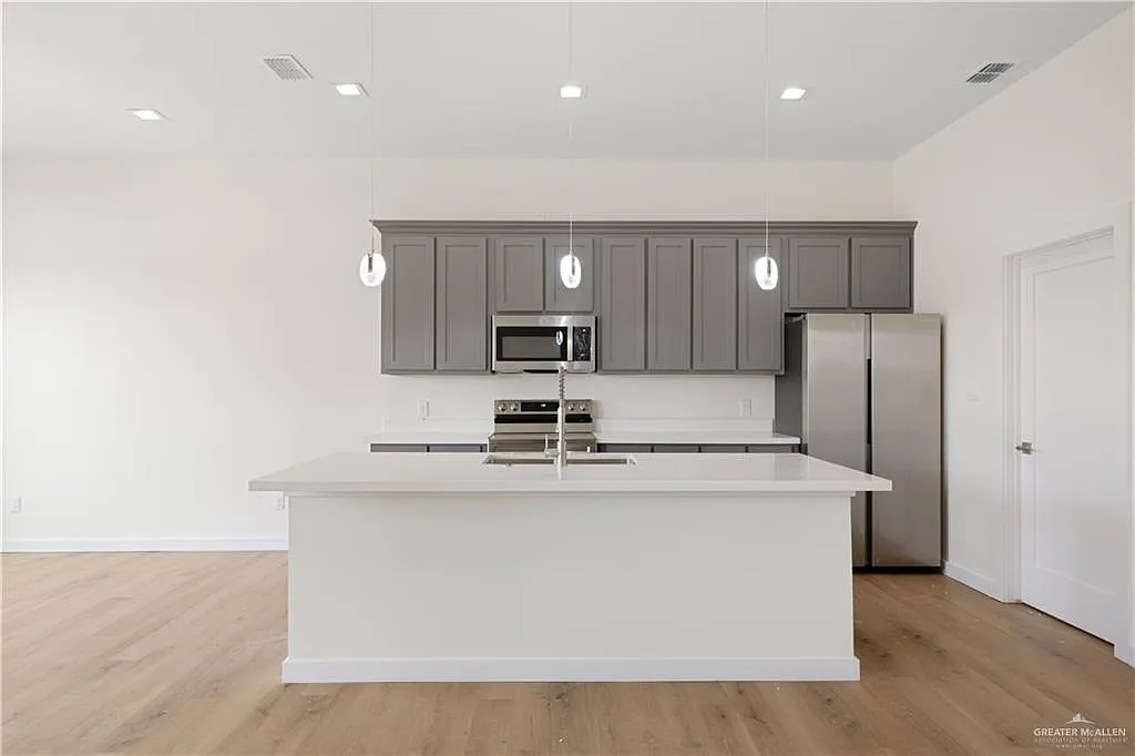 3 bed, 2.0 bath, 1550 sqft, $1,799 — Photo 4