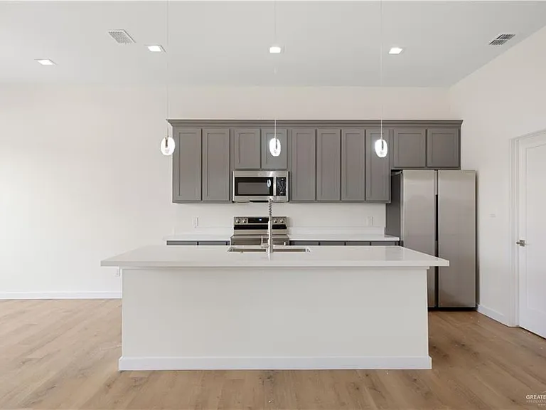 909 N Brushfield Ave — Photo 4