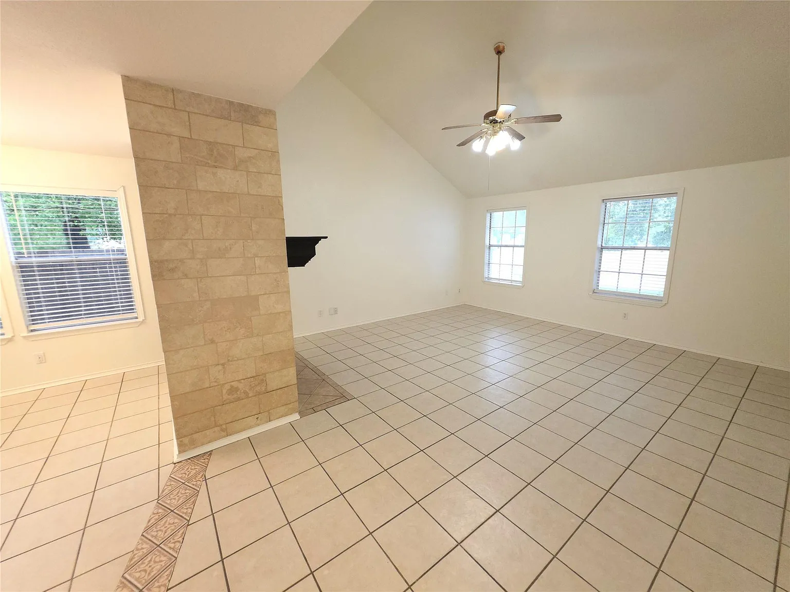 3 bed, 2.5 bath, 1405 sqft, $1,995 — Photo 4