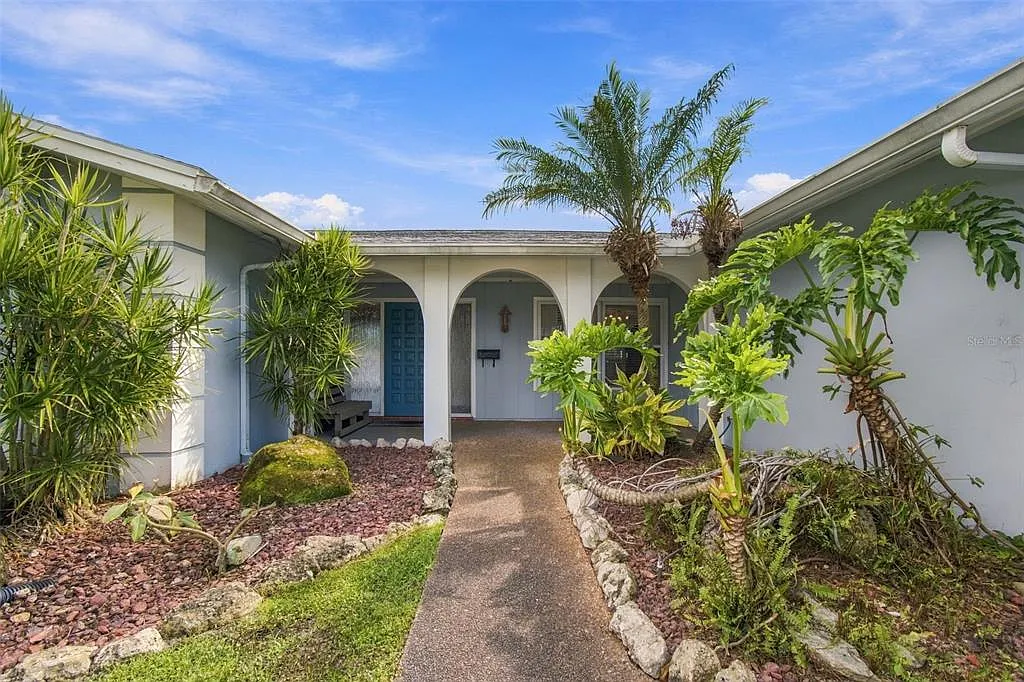 3 bed, 2.0 bath, 1619 sqft, $4,900 — Photo 4