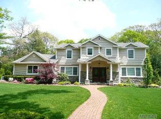 15 Susan Ln, Dix Hills, NY 11746
