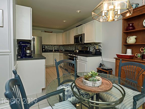 4th image of 15 Underhill Dr