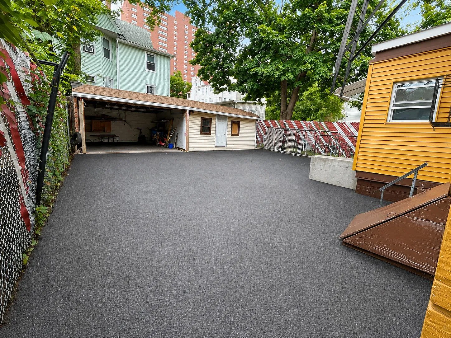 566 Summer Ave — Photo 2