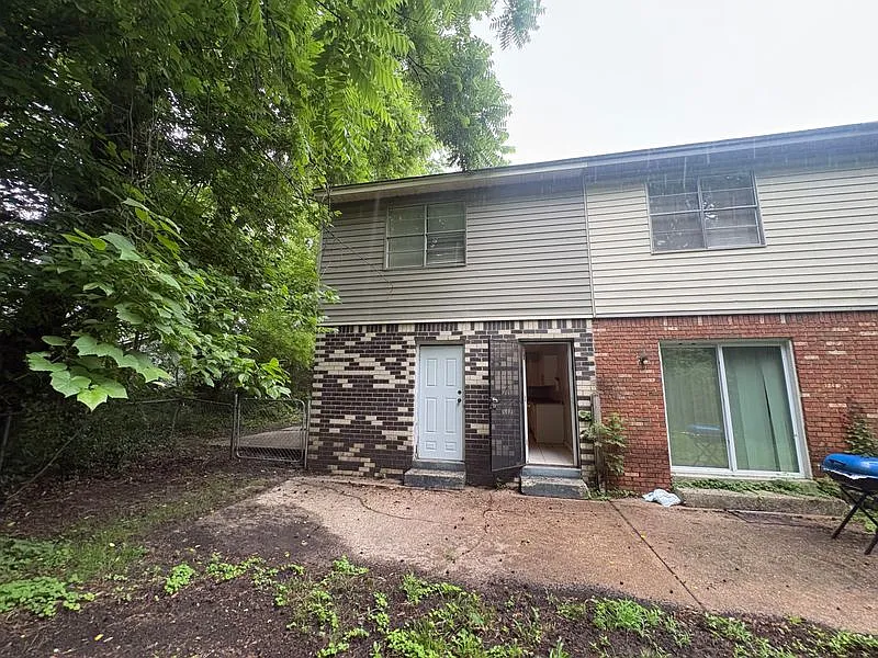 Charming 2-Bedroom Townhome with Fenced Backyard & Patio — Photo 2