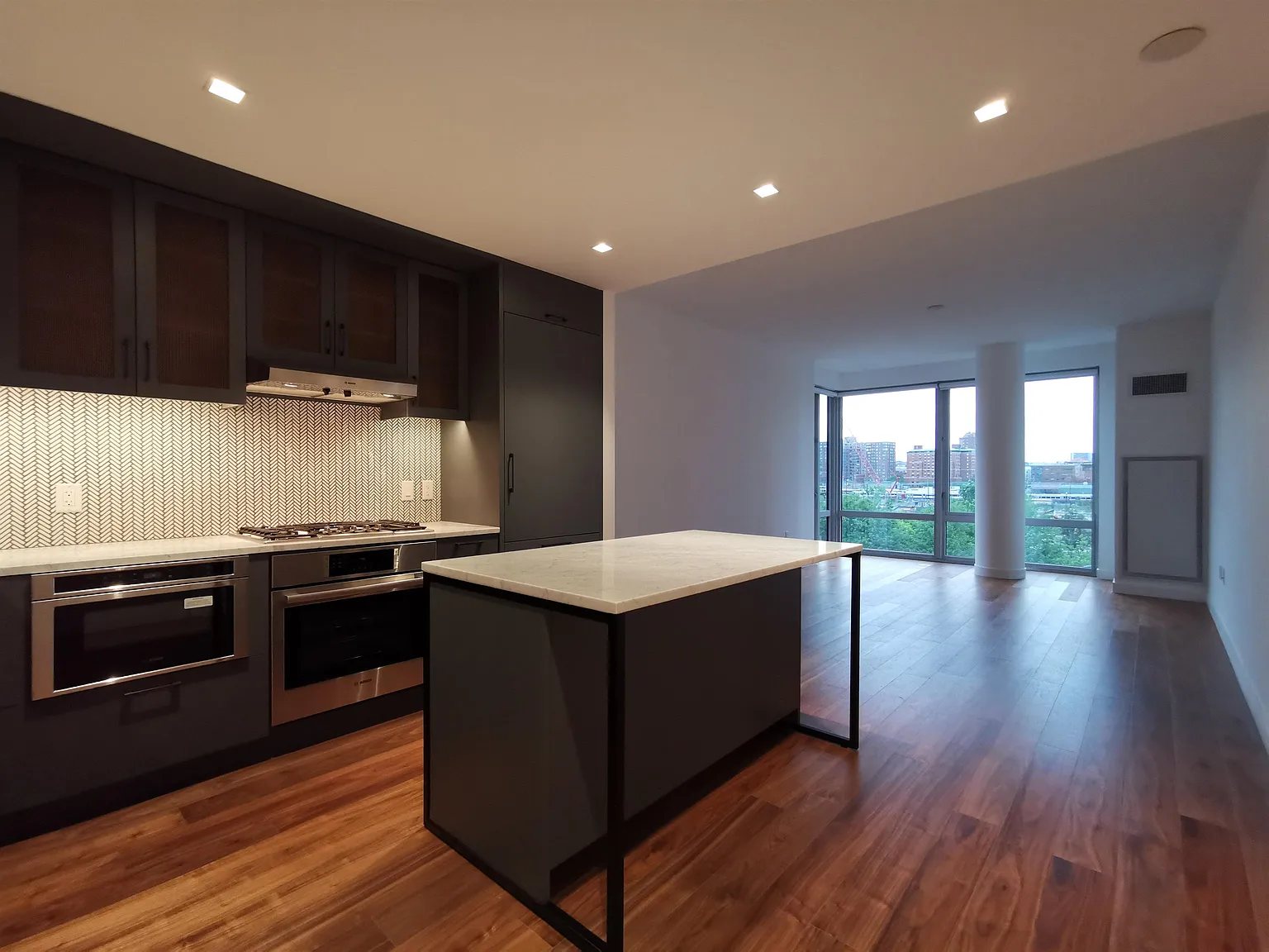1 bed, 1.0 bath, 811 sqft, $4,100 — Photo 3