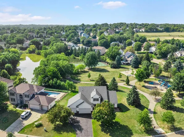 3685 Commonwealth Rd, Woodbury, MN 55125