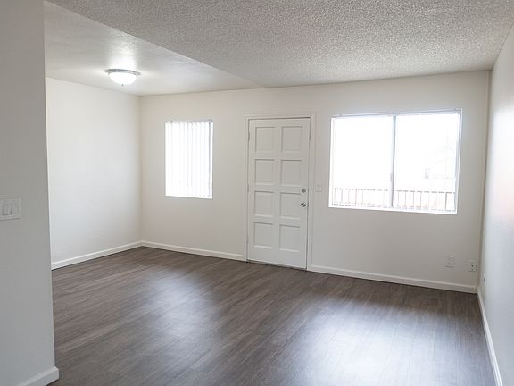3rd image of 2039 L Ave #1B-1Ba-500Sqft