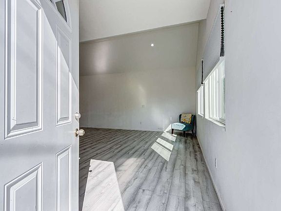 5th image of 811 Saint Clair St